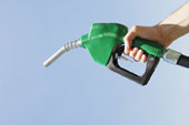 Foto de manguera de una estación de servicio que suministra biodiesel.