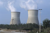 Foto de las torres de refrigeración de una central nuclear.