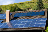 Foto de paneles solares fotovoltaicos en el techo de una vivienda.